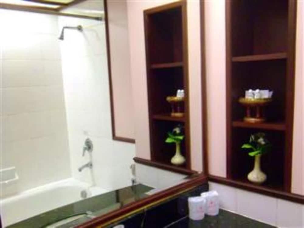 Mayflower Grande Hotel Phitsanulok Zewnętrze zdjęcie