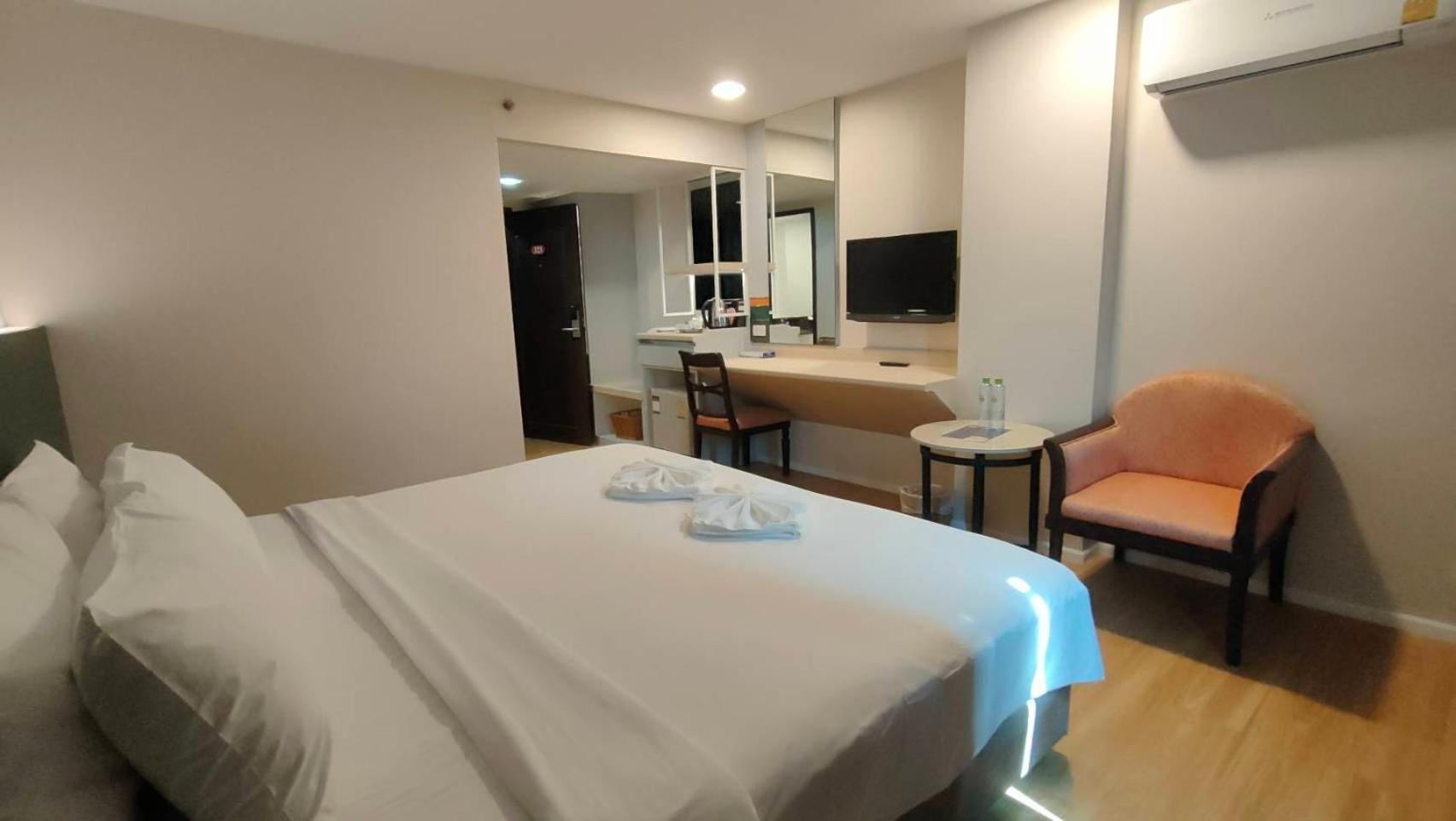 Mayflower Grande Hotel Phitsanulok Zewnętrze zdjęcie